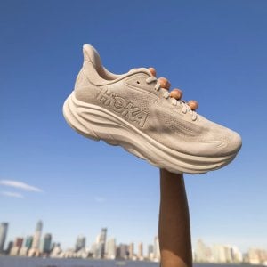 여성 클리프톤 10 러닝화 $123.99