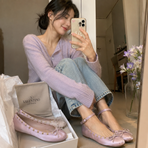 발렌티노 락스터드 플랫 $545