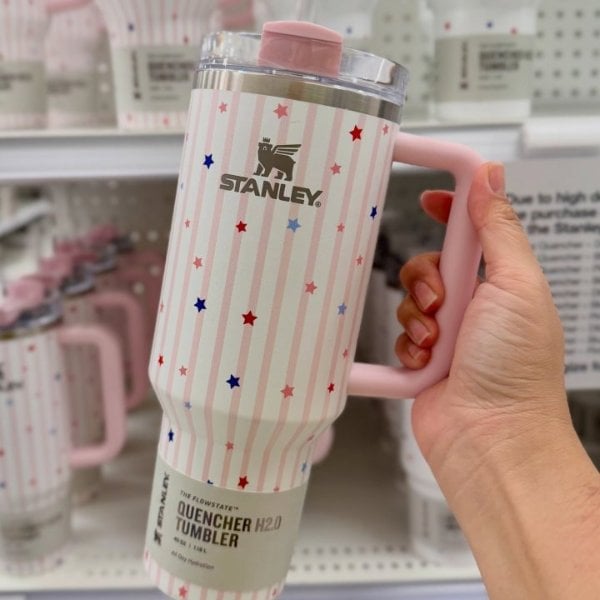 스타리 스트라이프 40oz 텀블러 $37.50Stanley Starry 라인 퀜처 텀블러 최대 25% 할인