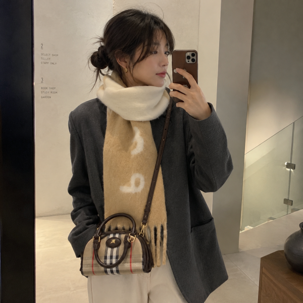 프린지 머플러 $210Burberry 패션 세일 최대 75% 할인 🧣