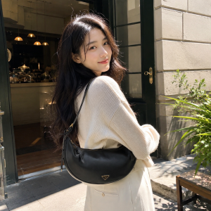 레더 T-스트랩 샌들 $399.99Prada 패션 컬렉션 최대 67% 할인 ✨