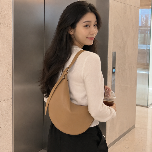라운드 토트백 $931 🤎The Row 패션 컬렉션 최대 60% 할인