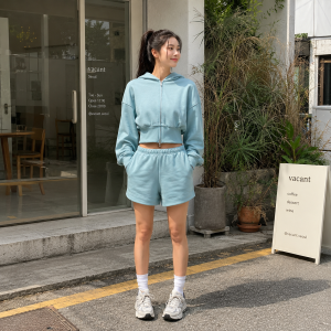 신상 반바지 $64, 후디 $118