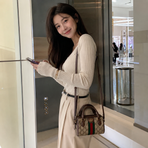 오피디아 숄더백 $1,660