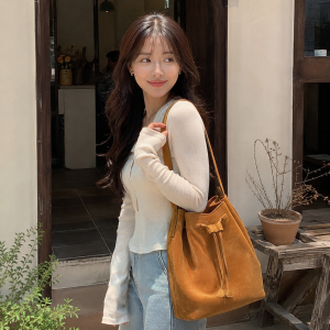 셀린느 쇼퍼백 $1,295