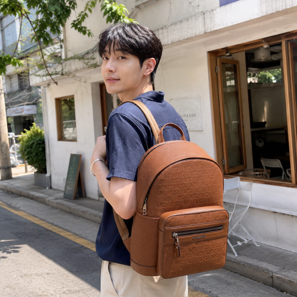 시그니처 로고 지갑 $74.63Michael Kors 아버지날 세일 58% 할인 + 추가 10% 할인