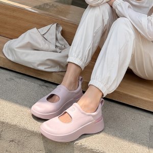 여성 메리 트레인 스니커즈 $109