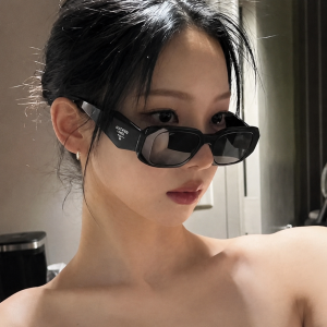 프라다 블랙 심볼 선글라스 $374