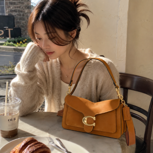 태비 퀼팅백 $395