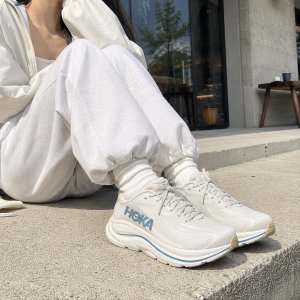 린콘 4 러닝화 $100