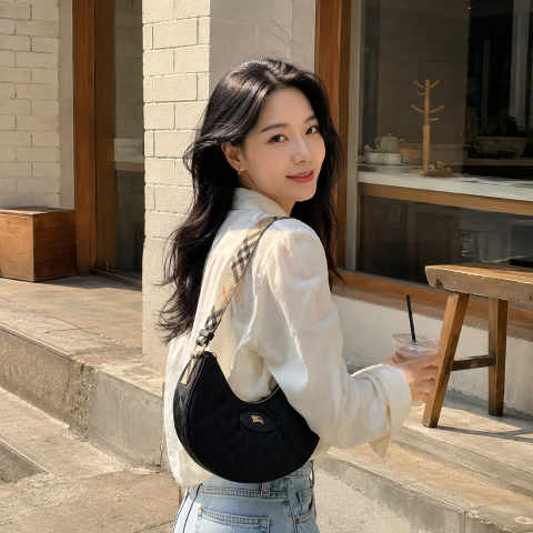 호스슈 크로스바디 백 $800.31Burberry 패션 세일 최대 70% 할인