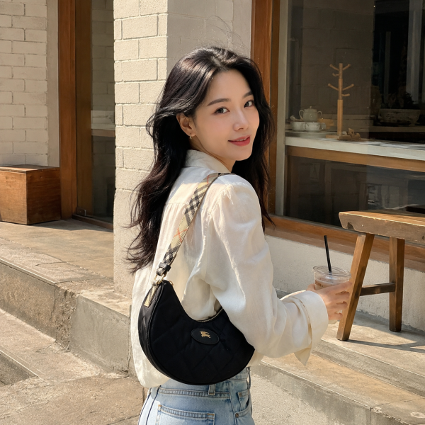 호스슈 크로스바디 백 $800.31Burberry 패션 세일 최대 70% 할인