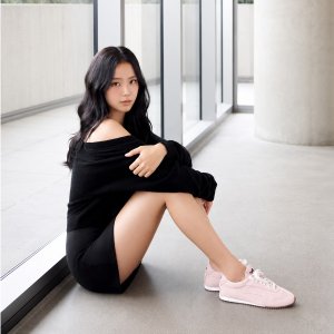 지수 선셋 스니커즈 $275